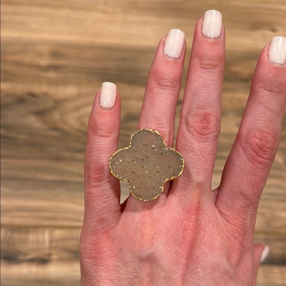 Elegant Gold Clover Ring - Picture 3 of 4